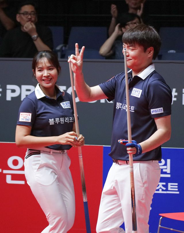 4세트 혼합복식에 출전해 승리를 거둔 스롱과 강민구.&nbsp;