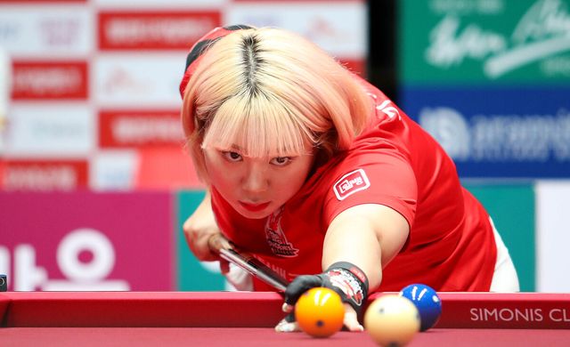프로당구 PBA 팀리그 정규시즌 최하위에 있는 웰컴저축은행은 3라운드에서 2연승을 거두며 부활의 시동을 걸었다. 사진은 마지막 6세트에서 스롱 피아비(블루원리조트)를 꺾은 웰컴저축은행 김예은.&nbsp; 사진=PBA 제공