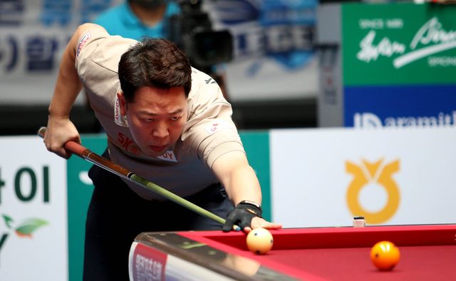 SK렌터카 주장 강동궁은 이날 복식전 두 경기를 모두 이겨 SK렌터카의 승리를 견인했다.