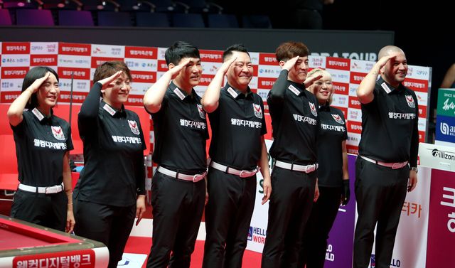 지난 2라운드 마지막 경기에서 SK렌터카를 꺾고 관중석을 향해 경례 세리머니를 하는 웰컴저축은행.