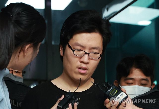검찰로 송치되며 취재진 질문에 답하는 '신림동 등산로 성폭행 살인 사건' 피의자 최윤종.&nbsp; 연합뉴스&nbsp;