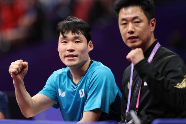장우진(왼쪽)이 항저우아시안게임 탁구 남자 단식 8강전에서 하리모토를 꺾은 후 주세혁 감독과 세리머니를 펼치고 있다. 사진=대한탁구협회 제공