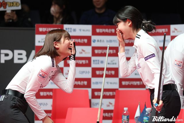 용현지가 이미래를 마주 보고 환한 미소를 짓고 있다.