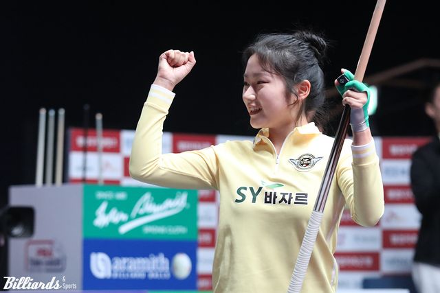 승리 후 수줍게 환호하는 한지은.