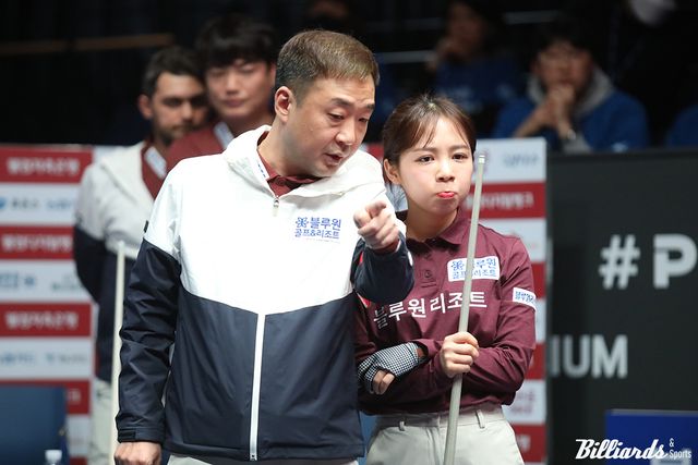 블루원리조트의 주장 엄상필이 2세트에 출전한 김민영에게 작전을 전달하고 있다.