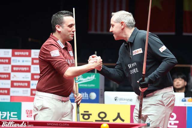 뱅킹 전 인사를 나누는 다비드 사파타와 에디 레펀스.