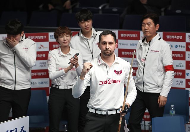 크라운해태는 다비드 마르티네스(스페인)가 조재호를 상대로 3세트를 승리하며 2-1로 리드했다.