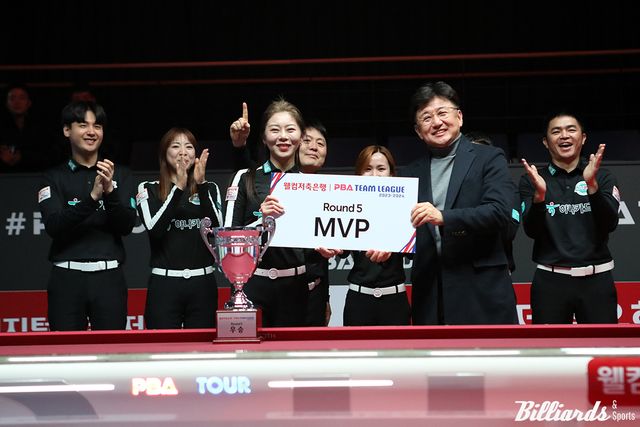 5라운드 MVP에 오른 하나카드 김가영과 선수들. PBA 장상진 부총재.