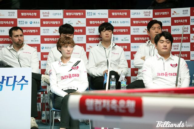 4세트에서 패한 크라운해태 임정숙-오태준.