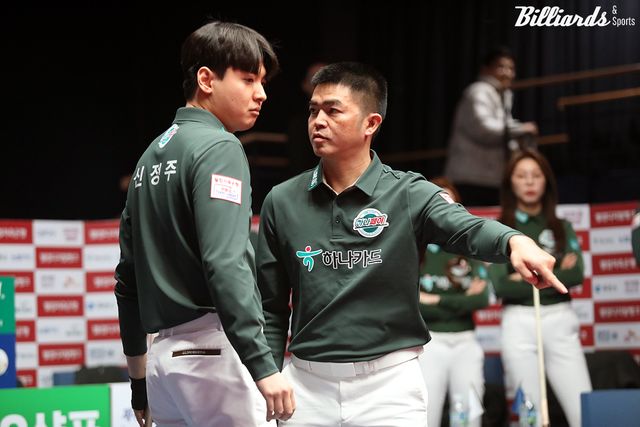 하나카드 1세트 남자복식에 출전하는 신정주와 응우옌꾸옥응우옌(베트남).