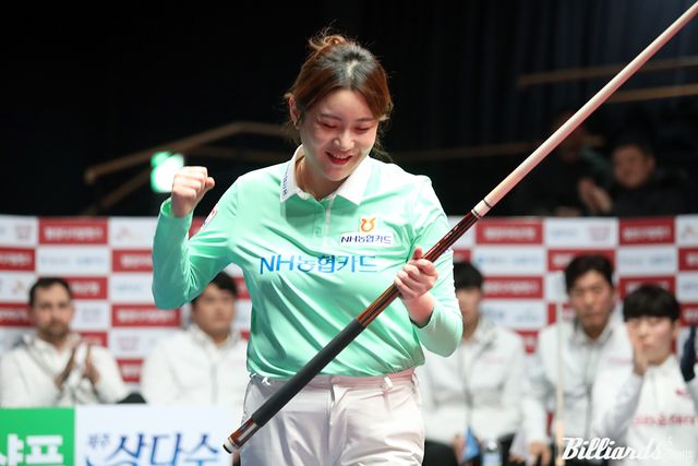 NH농협카드 김민아가 6세트에서 승부를 마무리하고 주먹을 불끈 쥐고 있다.