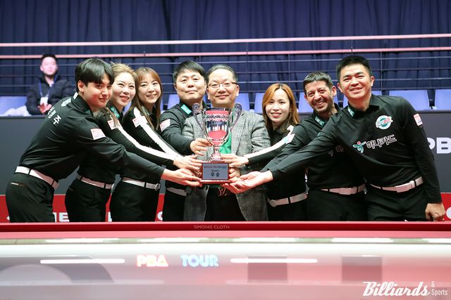 5라운드 우승트로피를 든 하나카드 선수들.