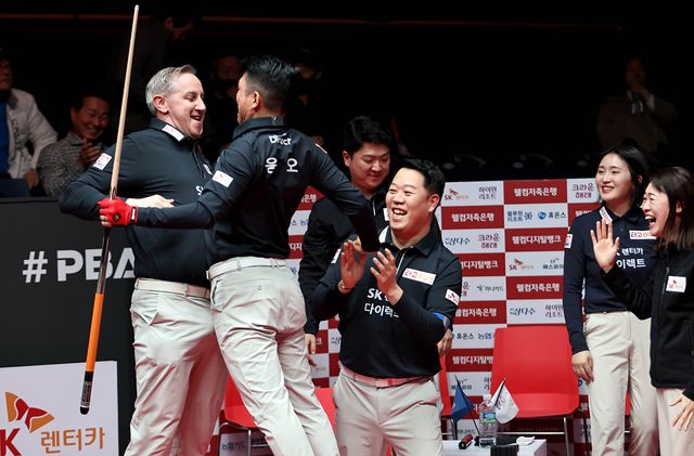 프로당구 '웰컴저축은행 PBA 팀리그 2023-24' 포스트시즌에서 새로운 팀리그 챔피언이 탄생할 예정이다. 사진은 포스트시즌 진출이 확정된 후 기뻐하는 SK렌터카 선수들.&nbsp; &nbsp;사진=PBA 제공