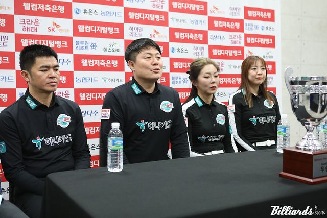 시상식 후 기자회견 중인 김병호와 하나카드 선수들. 왼쪽부터 응우옌꾸옥응우옌, 김병호, 김가영, 사카이 아야코.