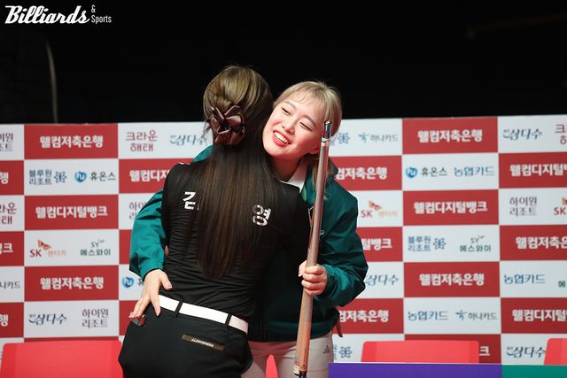 NH농협카드가 크라운해태와의 대결에서 승리하자 우승이 확정된 하나카드의 김가영이 김보미를 포옹하고 있다.