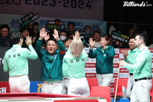 4세트 승리 후 기뻐하는 NH농협카드 선수들.