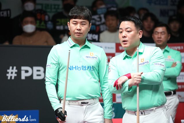 1세트를 승리한 NH농협카드 김현우-조재호.