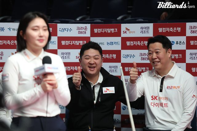 강지은의 승리를 뒤에서 축하하는 조건휘와 강동궁.