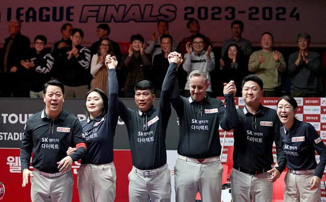 경기 후 관객석을 향해 인사하는 SK렌터카 다이렉트