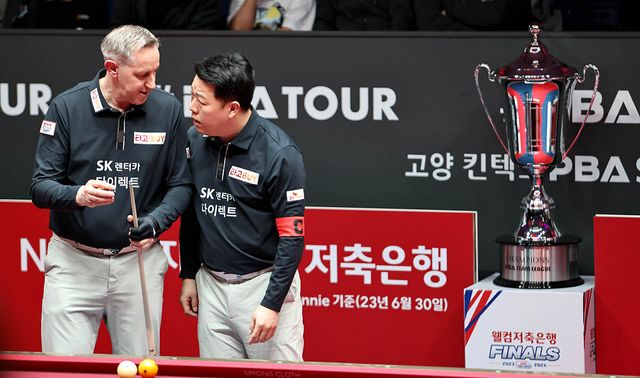 벤치 타임아웃을 부른 강동궁과 에디 레펀스.