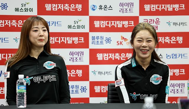 6차전 승리 후 기자들과 인터뷰를 하는 사카이-김가영.&nbsp; 사진=PBA 제공