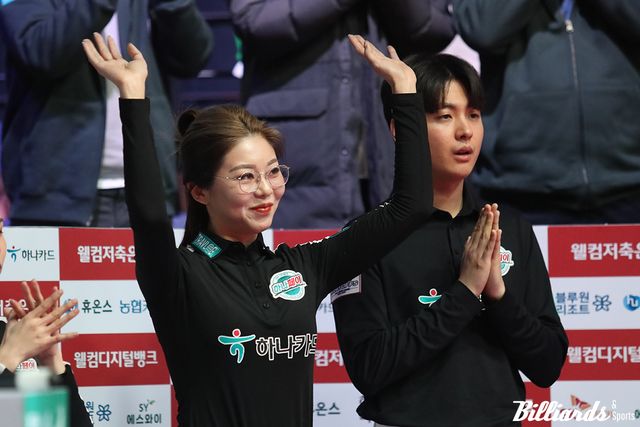 경기 전 팬들을 향해 인사하고 있는 김가영.