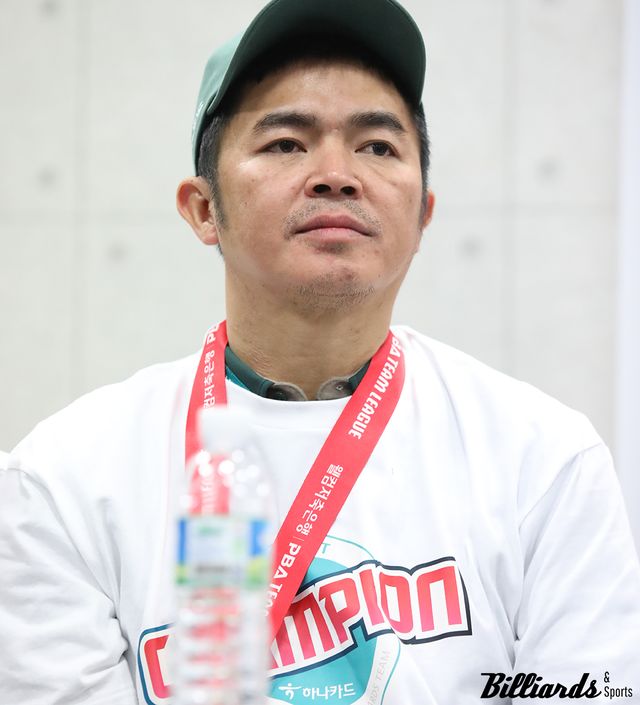 대회 후 하나카드의 우승 기념 기자회견에 참석한 응우옌꾸옥응우옌.