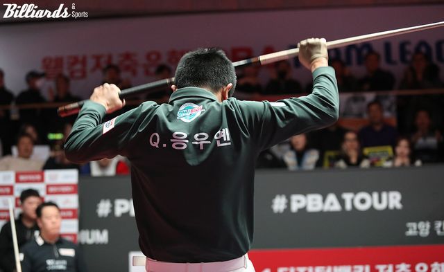 파이널 7차전에서 극적인 1세트 승리를 따낸 후 환호하는 응우옌꾸옥응우옌.