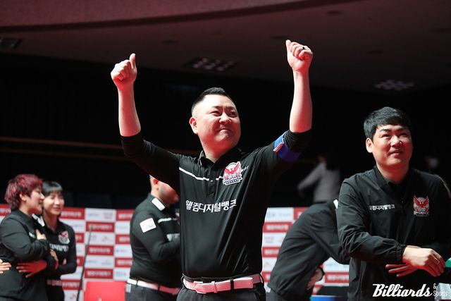 승리 후 엄지를 들어보이고 있는 웰컴저축은행의 주장 서현민. 사진=고양/이용휘 기자