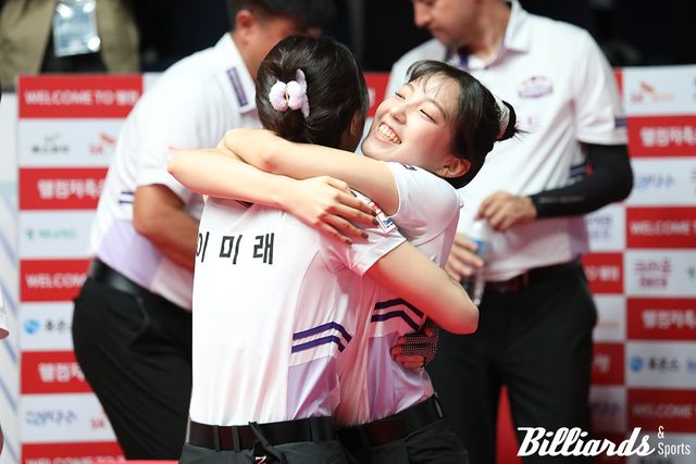 승리 후 이미래와 포옹하고 있는 전지우(하이원리조트). 사진=고양/이용휘 기자