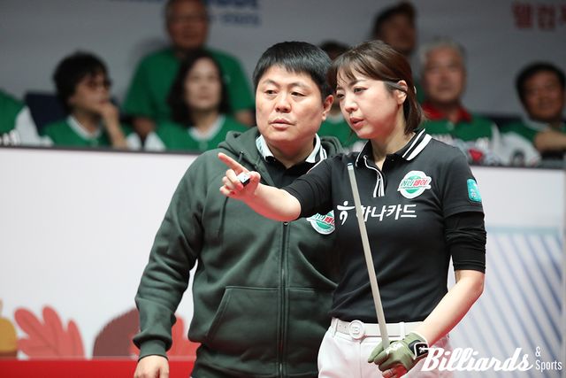 하나카드의 사카이 아야코가 벤치타임아웃을 부르고 주장 김병호와 상의하고 있다.