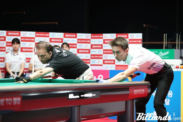 경기 시작 전 뱅킹을 하고 있는 에스와이의 다니엘 산체스와 하이원리조트의 부라크 하샤시.