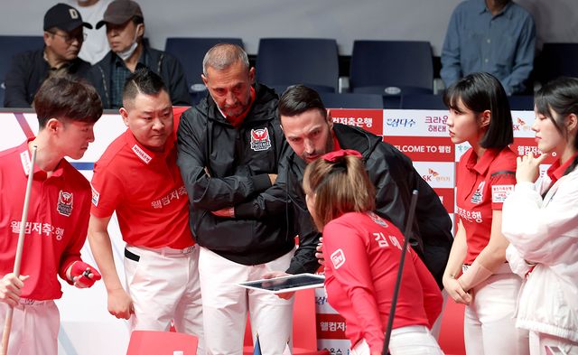 웰컴저축은행의 필리포스 카시도코스타스(가운데)와 김예은이 4세트 혼합복식에서 퍼펙트큐를 성공했다.