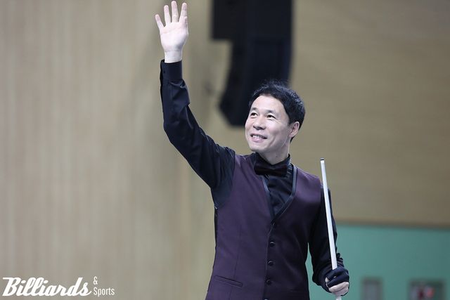 우승이 확정된 직후 응원단을 향해 손을 흔들며 화답하고 있는 허정한. 사진=통영/이용휘 기자