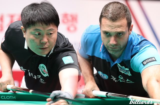 7세트에 맞붙는 하나카드 주장 김병호(왼쪽)와 휴온스 하비에르 팔라손(오른쪽).