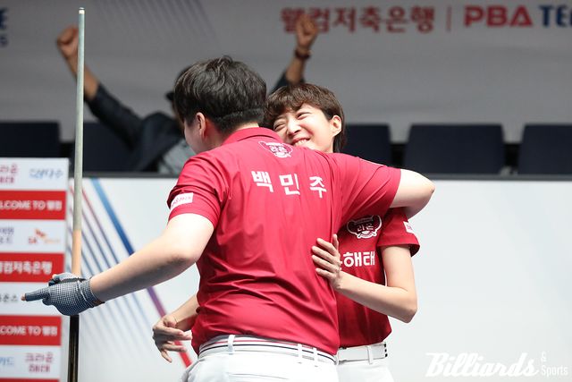 2세트에 호흡을 맞춰 승리한 크라운해태의 임정숙과 백민주