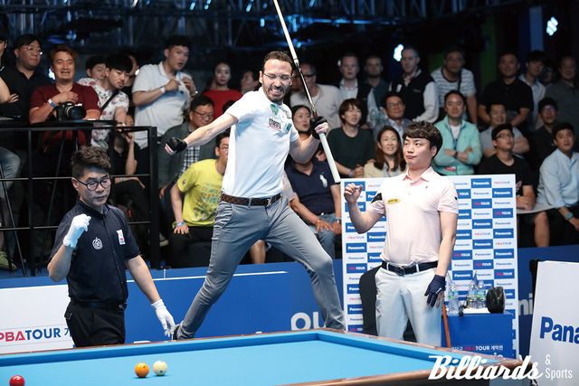 PBA 투어 개막전 '파나소닉 오픈'에서 우승한 카시도코스타스가 크게 점프하며 환호하고 있다.