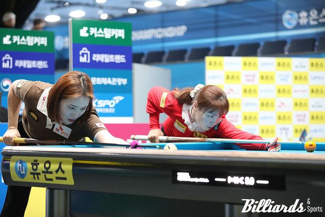 뱅킹하는 강지은(SK렌터카)과 이신영(휴온스).