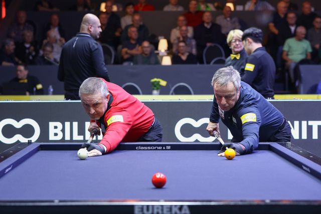 3쿠션 세계 최강자인 프레데리크 쿠드롱(왼쪽)과 딕 야스퍼스(오른쪽)가 한국시간 24일 오후 9시에 열린 '베겔 3쿠션 당구월드컵 2024' 32강 조별리그전 A조 두 번째 경기에서 맞붙었다. 쿠드롱은 지난 7월에 열린 '포르투 당구월드컵' 준결승전에서 당한 패배의 설욕에 나섰고, 야스퍼스는 세기의 라이벌을 상대로 물러설 수 없는 한판 승부를 벌였다.&nbsp; 사진=SOOP 제공