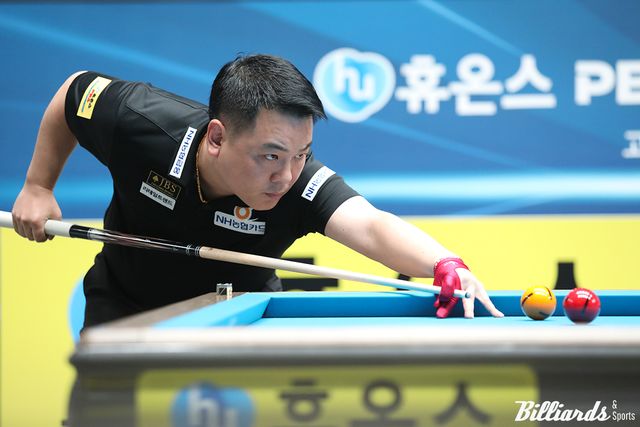 '슈퍼맨' 조재호(NH농협카드)가 5차 투어 '휴온스 PBA 챔피언십' 32강에서 '복병 중에 복병' 박승희2에게 1-3으로 져 탈락하는 이변이 일어났다. '헐크' 강동궁(SK렌터카)은 신정주(하나카드)를 꺾고 16강에 진출해 이번 시즌 계속된 상승세를 유지했다.&nbsp; 사진=고양/이용휘 기자