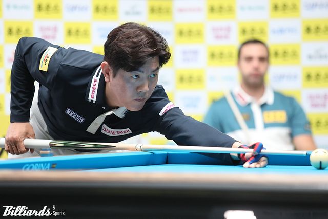 '킹스맨' 김재근(크라운해태)이 프로당구 24-25시즌 5차 투어 '휴온스 PBA 챔피언십 2024' 32강전에서 강호 하비에르 팔라손(휴온스)을 세트스코어 3-1로 제압하고 16강에 진출했다. 김재근은 지난 시즌 왕중왕전 조별리그(32강)에서 팔라손에게 0-3으로 패한 바 있는데, 이번에 7개월여 만에 팔라손에게 복수를 성공하며 4차 투어에 이어 2회 연속 8강행을 노리게 됐다.&nbsp; 사진=고양/이용휘 기자