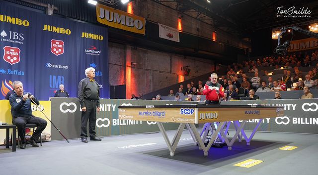 테이블 앞에 선 쿠드롱이 초크칠을 하며 생각을 정리하고 있다.