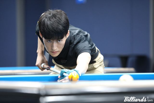 프로당구 데뷔전에서 16강 진출 돌풍을 일으키고 있는 2000년생 김홍민.