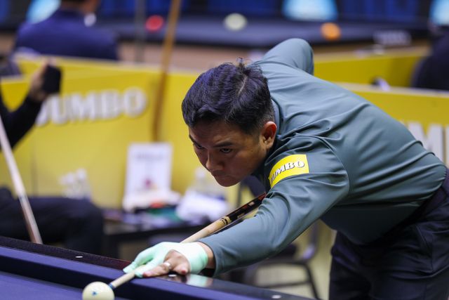 세계선수권 준우승자 쩐딴룩(베트남)은 16강전에서 톨가한 키라즈(튀르키예)를 꺾고 8강에 진출했다.