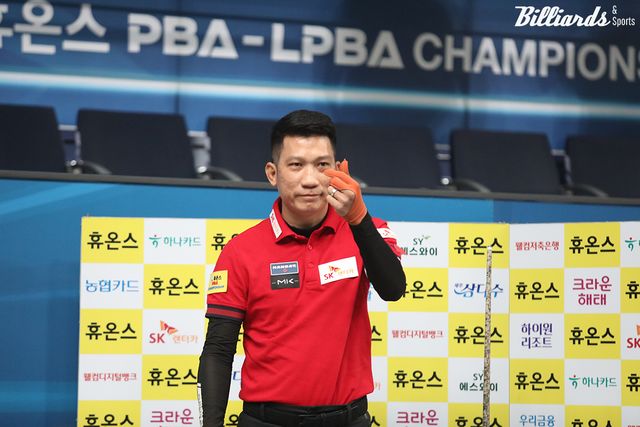 산체스를 꺾고 하트 세리머니를 하는 응오딘나이.