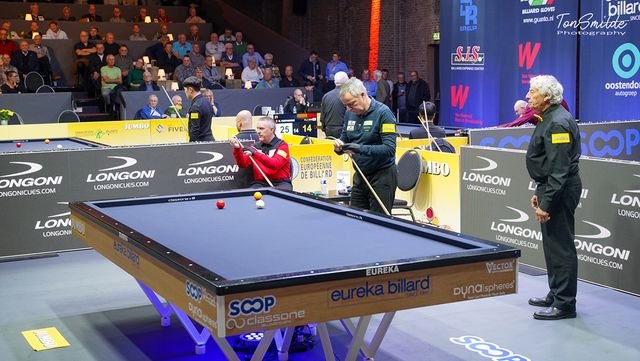 꼼꼼하게 큐 손질하며 경기에 임하는 야스퍼스와 쿠드롱.