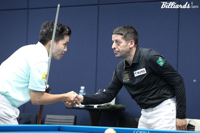 경기를 악수를 나누는 응우옌프엉린과 초클루.