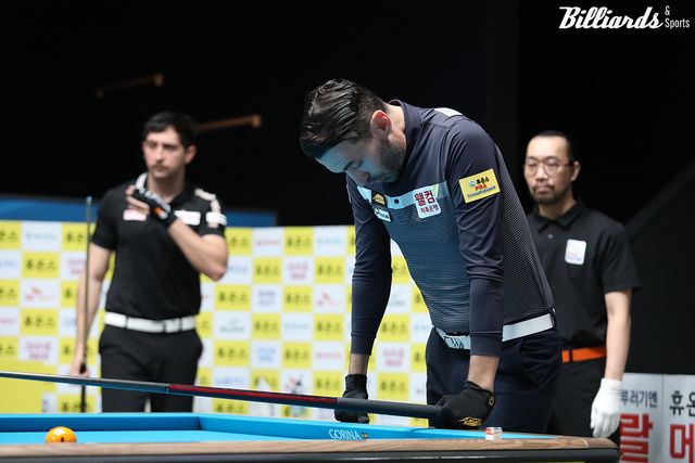 25일 열린 프로당구 24-25시즌 5차 투어 '휴온스 PBA 챔피언십 2024' 32강전에서 다니엘 산체스(에스와이)와 필리포스 카시도코스타스(웰컴저축은행)가 탈락의 고배를 마셨다. 사진은 32강전에서 샷이 실패하자 아쉬워하는 카시도코스타스.&nbsp; 사진=고양/이용휘 기자
