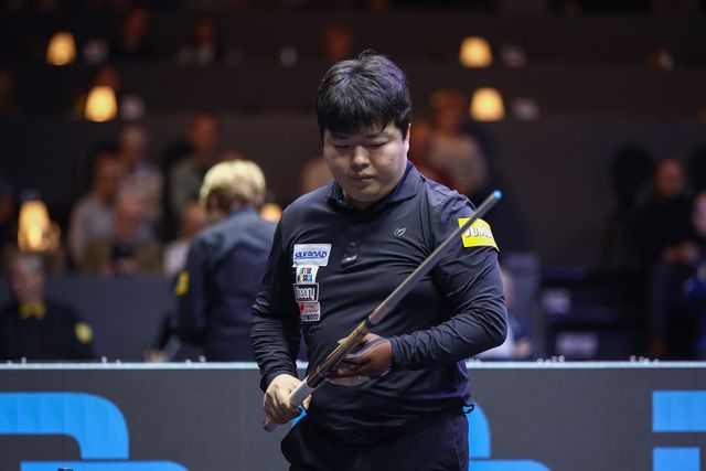 한국의 '세계랭킹 2위' 조명우(실크로드시앤티-서울시청)가 25일 오후 7시에 네덜란드에서 열린 '베겔 3쿠션 당구월드컵 2024' 16강전에서 프레데리크 쿠드롱(벨기에)에게 18이닝 만에 37:50으로 아쉽게 져 탈락했다.&nbsp; 사진=SOOP 제공