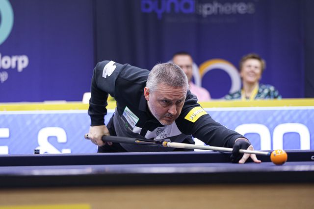 '돌아온 황제' 프레데리크 쿠드롱(벨기에)의 복귀 대관식이 얼마 남지 않았다. 쿠드롱은 26일 오후 5시 30분에 네덜란드에서 열린 '베겔 3쿠션 당구월드컵 2024' 준결승전에서 응우옌쩐타인뚜(베트남)를 꺾고 첫 결승행에 성공했다.&nbsp; 사진=SOOP 제공